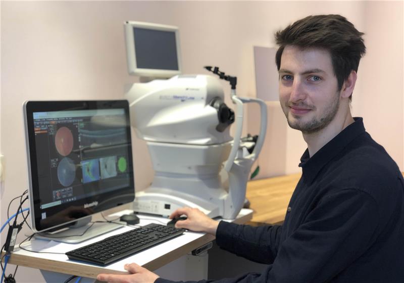 Jonas Laengner ist bei Optiker Franz Experte für die Optische Kohärenztomografie. Fotos: Balzer