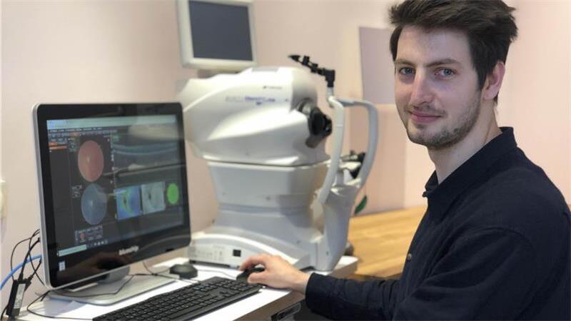 Netzhautschäden mithilfe der Optischen Kohärenztomografie frühzeitig erkennen Jonas Laengner ist bei Optiker Franz Experte für die Optische Kohärenztomografie. Fotos: Balzer