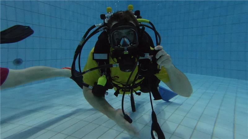 Jonas Lobitz bei einem Tauchgang im Schwimmbecken.
