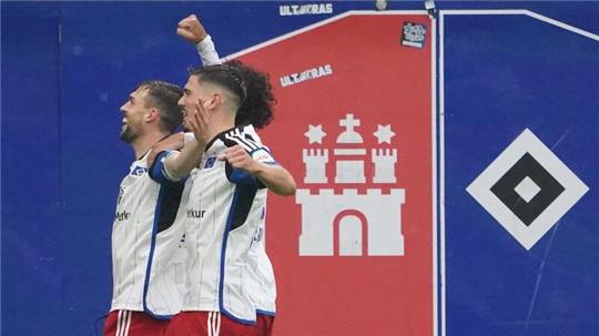 Jonas Meffert (l) jubelt nach seinem Treffer zum 1:0 für den HSV.