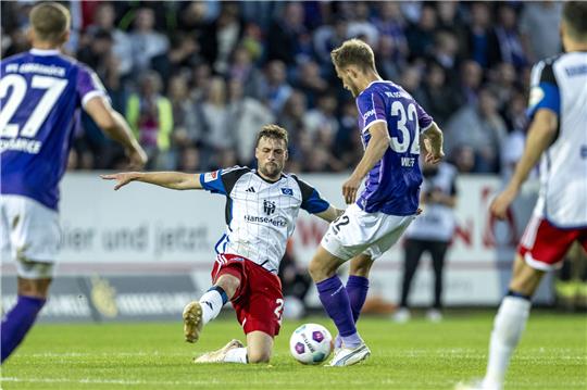 Jonas Meffert vom HSV und Ex-D/A-Spieler Jannes Wulff kämpfen um den Ball. Foto: David Inderlied/dpa