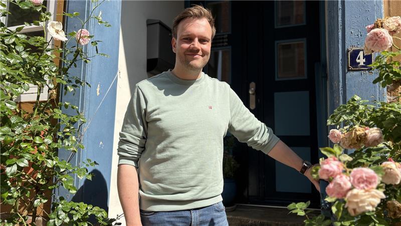 Jonas Milde lebt gemeinsam mit seinem Partner, dem Pastor Tobias Grotefend, im Pfarrhaus gegenüber der Cosmae-Kirche.