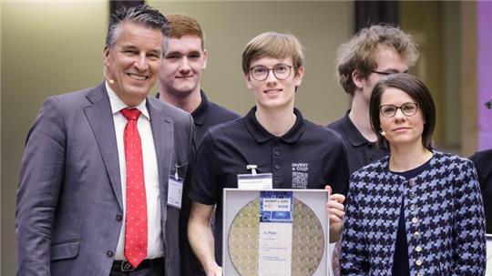 Jonas Müller hat beim Mikrochip-Wettbewerb „Invent a Chip“ den vierten Platz gewonnen. Mit ihm freuen sich VDE-Präsident Alf Henryk Wulf (links) und Dr. Tina Klüwer vom BMBF (rechts).