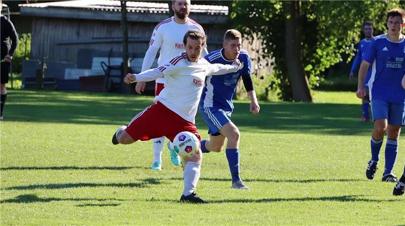Jonas Pfau (am Ball) verfügt über eine exzellente Technik.