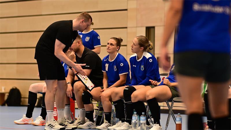 Jonas Schlender erklärt Spielerinnen während der Partie, wie sie sich in der soeben abgespielten Szene verhalten hätten müssen.