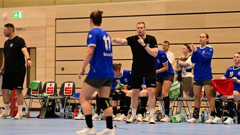 Jonas Schlender kommuniziert viel, hier mit der neuen Spielmacherin Nele Franz.