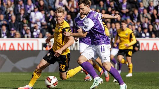 Jonas Sterner (links, Dynamo Dresden) im Zweikampf mit Robin Meißner (VfL Osnabrück).