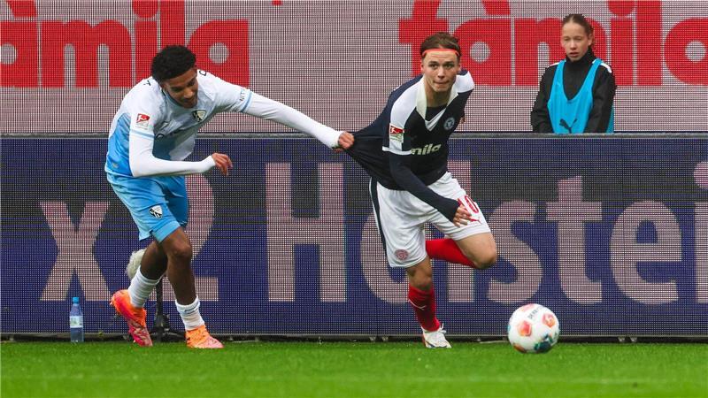 Jonas Therkelsen und Holstein Kiel erkämpften sich noch einen Punkt.