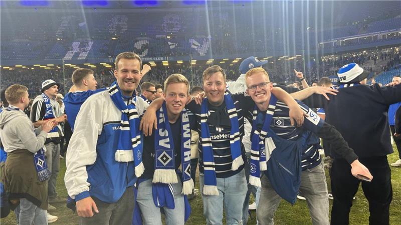 Jonas, Tim, Jonte und Fabian (von links) stürmten auch den Platz.