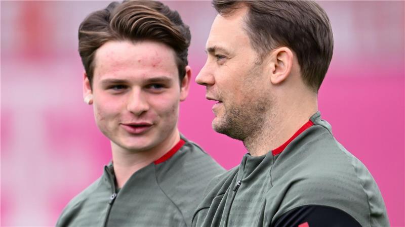 Jonas Urbig ist ein Kandidat für einen WM-Job, als Backup von Manuel Neuer (r.). (Archivbild) 
