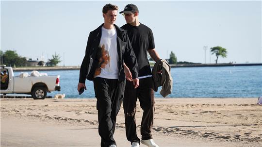 Jonas Urbig (l.) und Manuel Neuer (r.) gehen am Lake Michigan spazieren. 