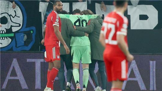 Jonas Urbig muss in Bergamo vom Platz geführt werden. Der Torwart erlitt eine Gehirnerschütterung.