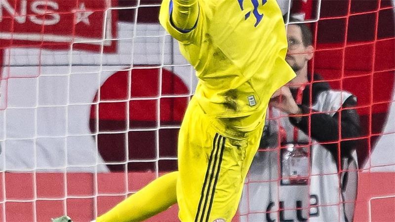 Jonas Urbig wird auch im Pokal wieder im Bayern-Tor stehen. Manuel Neuer fehlt weiter angeschlagen. (Archivbild)