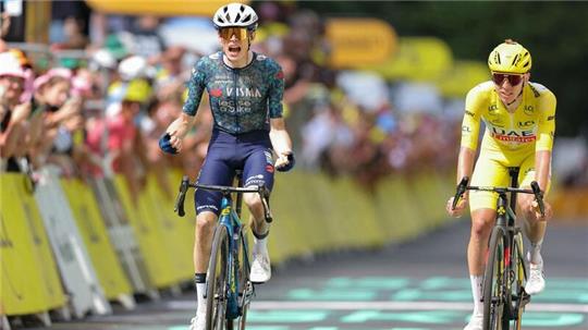 Jonas Vingegaard (l) setzte sich auf der elften Etappe vor Tadej Pogacar durch.