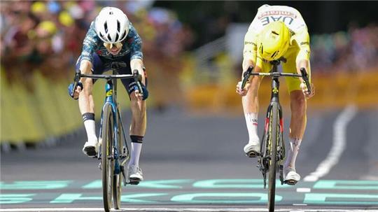 Jonas Vingegaard (l) und Tadej Pogacar lieferten sich auf der elften Etappe ein packendes Duell.