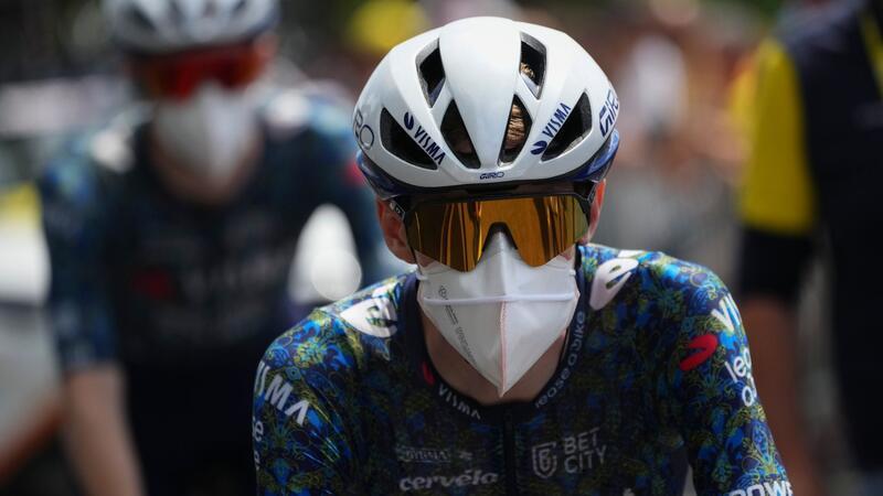 Jonas Vingegaard und sein Teamkollege Matteo Jorgenson trugen vor dem Start zum Schutz vor Corona Gesichtsmasken.