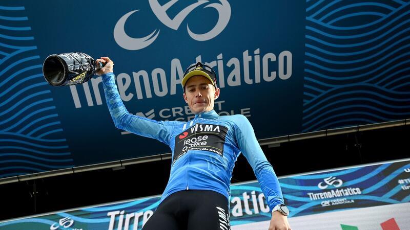 Vingegaard vor Gesamtsieg bei Tirreno-Adriatico Jonas Vingegaard verteidigte das Blaue Trikot des Gesamt-Ersten erfolgreich.