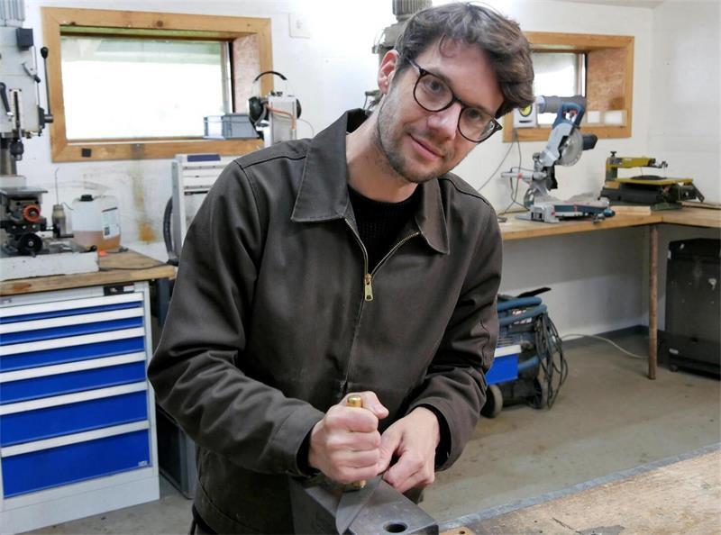Jonas Wahlers ist stolz auf seine Messer, die er alle in mühsamer Handarbeit herstellt.