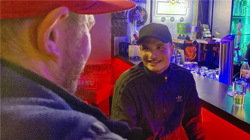 Auf Kneipentour: Eine überraschend lange Nacht in Stade Jonas erklärt uns, warum es schlagartig leerer geworden ist.