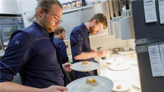 Jonatan Heß (l.) mit seinem Chef Eike Iken bei der Arbeit in der Küche des Spitzenrestaurants.