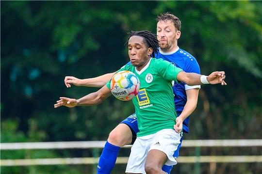 Jonathan Bondombe Simba traf gleich im ersten Spiel auf seinen Ex-Club Uphusen. Foto: Schmietow