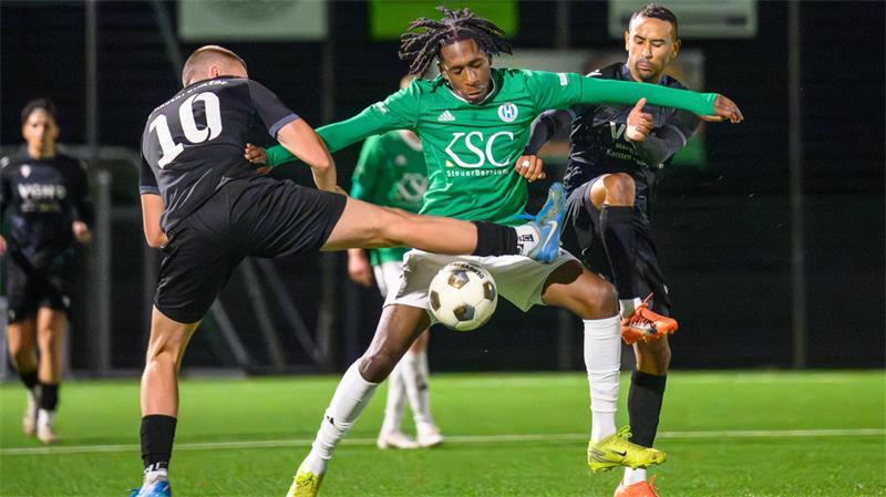 Jonathan Bondombe-Simba und Harsefeld feierten einen Kantersieg.