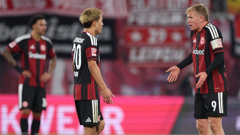 Kapitän Koch demontiert: Frankfurt sucht den Krisen-Ausweg Jonathan Burkardt (r) war nach dem 0:6 mächtig bedient.