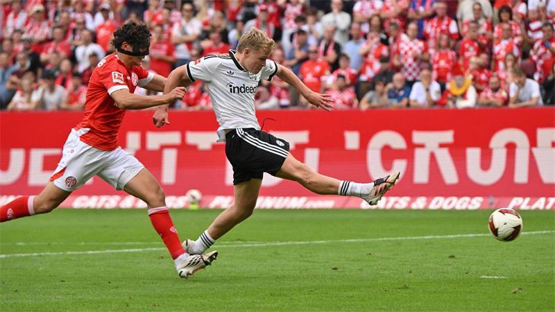 Frankfurt bejubelt zweiten Derby-Sieg in Mainz Jonathan Burkardt traf an seiner alten Wirkungsstätte.