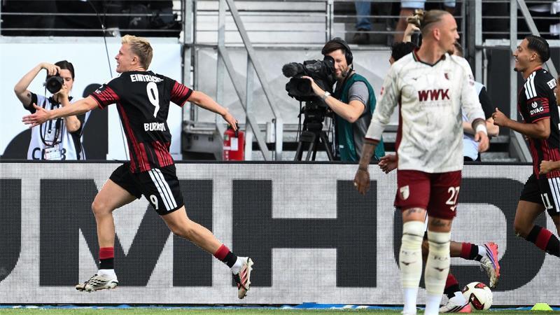 4:1 nach 0:1 - Augsburg erobert in Frankfurt Tabellenführung Jonathan Burkardt traf für Eintracht Frankfurt zur frühen Führung.