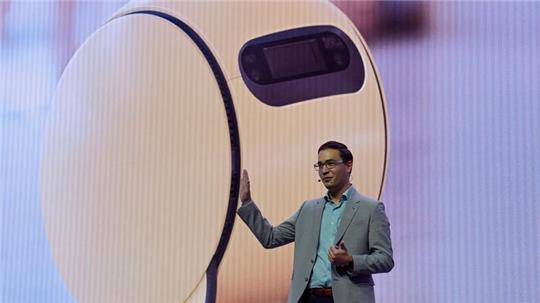Jonathan Gabrio, Leiter des Connected Experience Center bei Samsung Electronics America, präsentiert den kugelförmigen Roboter „Ballie“.