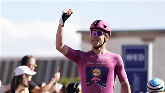 Jonathan Milan holte sich auf der 13. Etappe seinen insgesamt dritten Tageserfolg beim diesjährigen Giro.