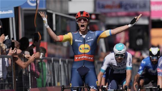 Jonathan Milan setzte sich auf der vierten Giro-Etappe im Sprint durch.