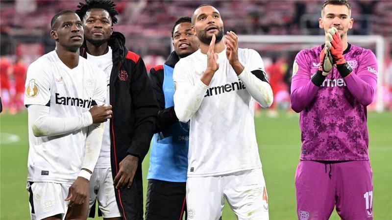 Bayern-Spezialist Alonso und eine Kampfansage von Rolfes Jonathan Tah (2.v.r) sieht Selbstvertrauen als wichtige Komponente bei den sich häufenden Erfolgen gegen den FC Bayern.