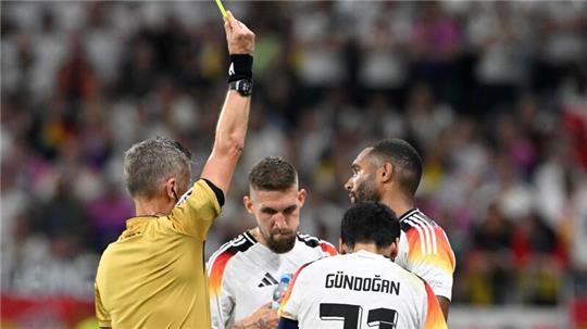 Jonathan Tah (r) wird wegen einer Gelbsperre im EM-Achtelfinale fehlen.