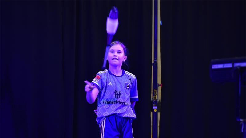 Der Zirkus ist in Fredenbeck: Ein Motto schweißt 67 Kinder zusammen „Jonglieren finde ich am besten“, sagt Lisa Gerloff (9). Bei der Aufführung jongliert sie unter anderem mit einer Keule.