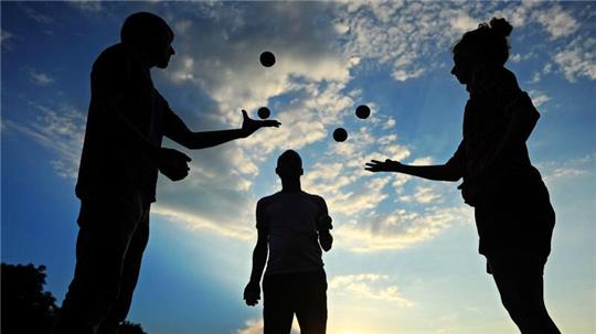 Jonglieren ist in vielen Stadtparks eine beliebte Sommerbeschäftigung geworden. Wer diesen Sommer dabei sein will, kann es jetzt in Harsefeld erlernen.