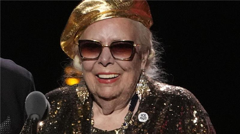 Joni Mitchell nimmt den Preis für das beste historische Album entgegen.