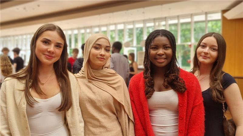 Erstwählerforum im Stadeum: So sehen Jugendliche die Kommunalpolitik Jonna, Lujain, Tiffany und Ida gehen auf die IGS und nutzen das EWF, um sich zu informieren.
