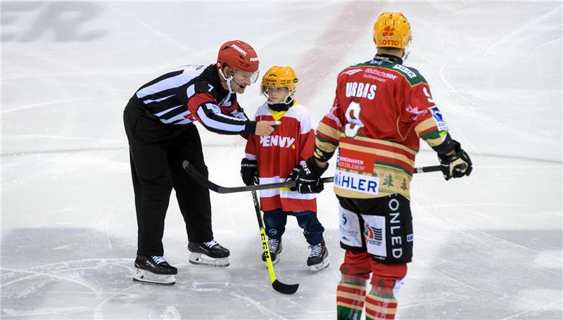 Jonne bringt den Puck vor mehr als 4000 Zuschauern zum Schiedsrichter und fährt dann zum Goalie zum Abklatschen.