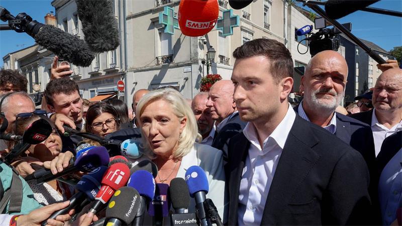 Trotz Haftstrafe: Le Pen zieht mit Bardella in Wahlkampf Jordan Bardella bekräftigte, er arbeite „Hand in Hand“ mit Marine Le Pen.