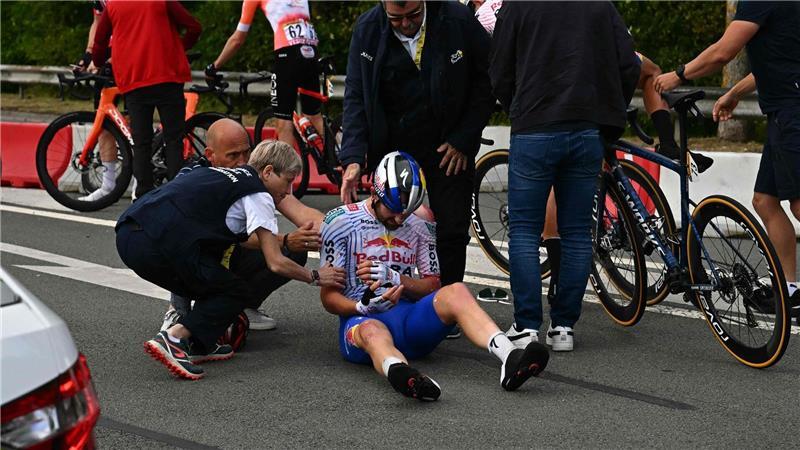 Jordi Meeus aus dem deutschen Red-Bull-Team wird medizinisch versorgt, nachdem er auf den letzten Kilometern vor dem Ziel der 3. Etappe gestürzt ist.