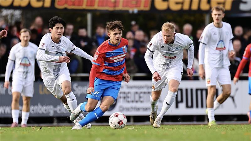 3:1-Sieg gegen Jeddeloh: D/A erobert die Tabellenspitze Jorik Wulff bekommt schon in der achten Minute die Gelbe Karte, weil er einen Freistoß zu schnell ausführt.
