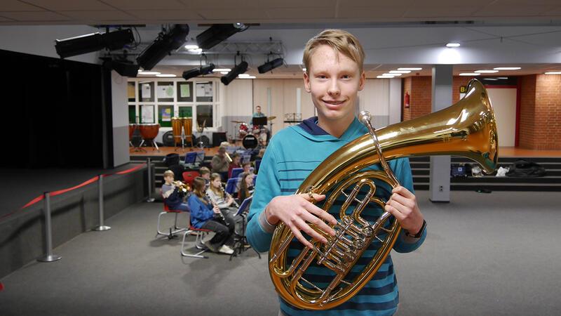 Joris Koppelmann (14) aus Blumenthal hat sich für ein Bariton entschieden, weil es einen besonders weichen Klang hat.