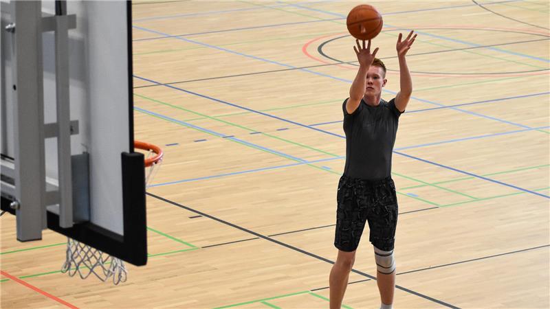 Basketball ist sein Leben: Talent vom VfL Stade will hoch hinaus Joris Rohde wirft einen Basketball in Richtung Korb.