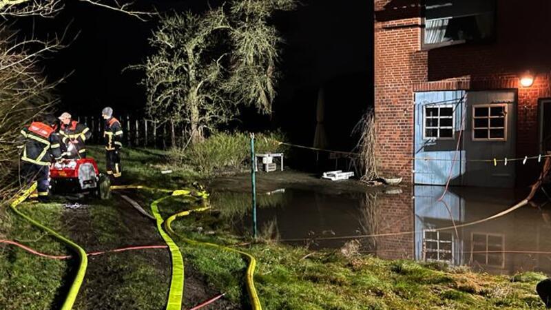 Jork-Wisch in der Nacht auf Dienstag: Pumpen laufen, rechts stehen Keller/Wirtschaftsgebäude unter Wasser.