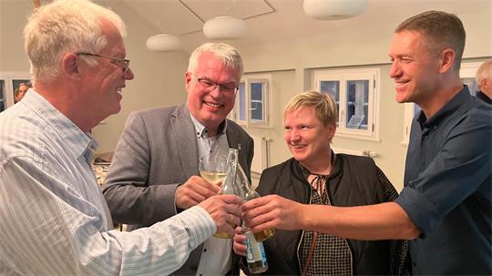 Jorks Bürgermeister Matthias Riel (Zweiter von links) ist mit 88,7 Prozent im Amt bestätigt worden, mit ihm freuen sich CDU-Fraktionsvorsitzender Michael Eble, Riels Partnerin Sandra Hamer und CDU-Parteivorsitzender Sven Heinsohn (von links).