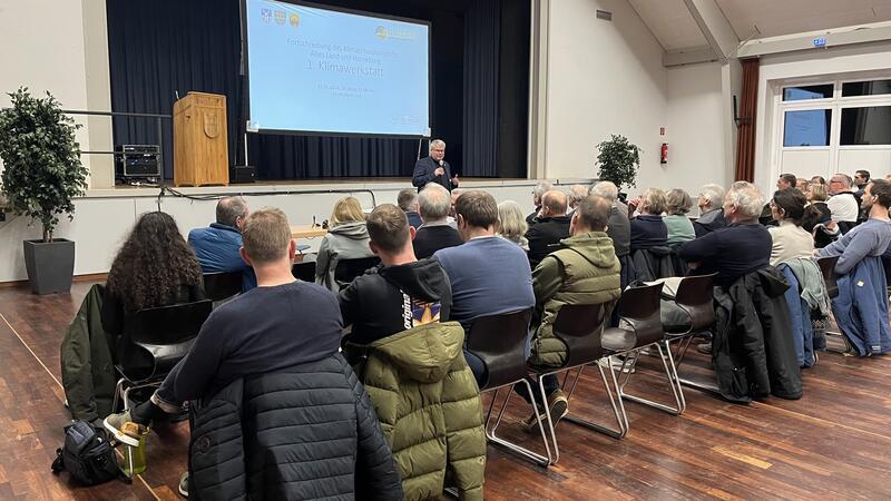 Klimaneutral bis 2045? So soll es in Region Altes Land und Horneburg klappen Jorks Bürgermeister Matthias Riel begrüßt die Besucher der 1. Klima-Werkstatt in der Jorker Festhalle.