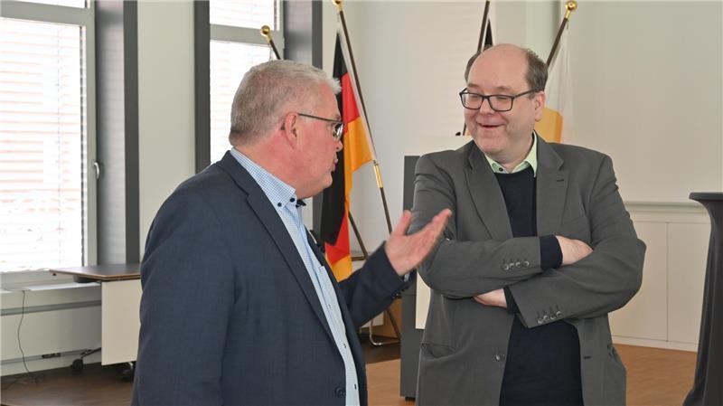 Jorks Bürgermeister Matthias Riel bei der Küstenschutzkonferenz 2025 im Gespräch mit Umweltminister Christian Meyer (von links).