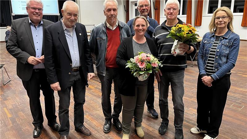 Jorks Bürgermeister Matthias Riel und Teamleiterin Anja Blieffert nehmen die alten und die neue Schiedspersonen Thomas Lindner, Claus, Peter Witt, Maren Menge und Michael Rönnau in ihre Mitte.