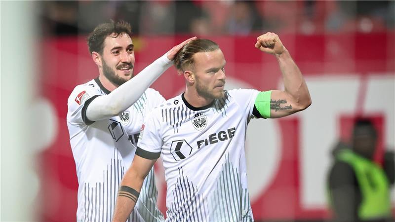 Jorrit Hendrix (r) ist eiskalt vor dem Nürnberger Tor.